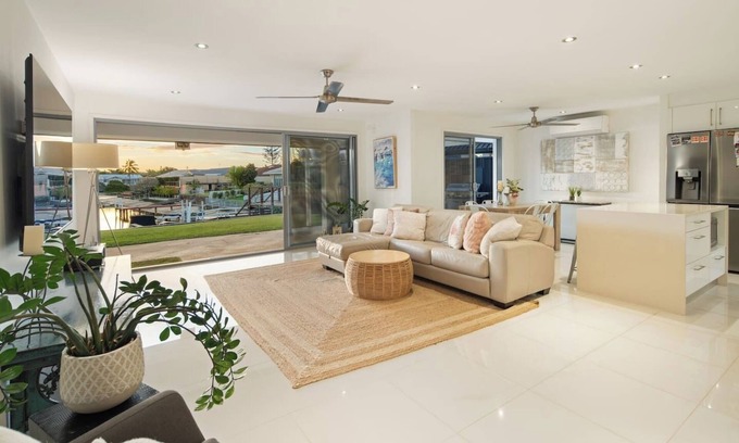 Broadbeach Waters House | The Elouera Riverfront Haven near Surfers Paradise