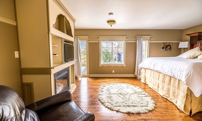 Drumheller Apartment | The Elowen Suite