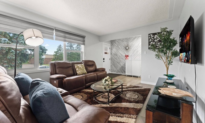 Rosslyn House | The Emerald House Near Northgate & Backyard