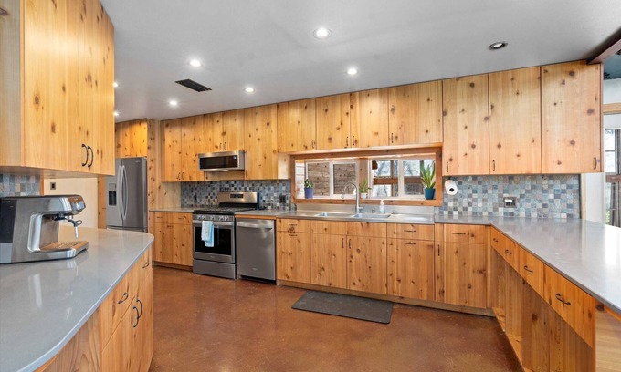 Manor House | The Enchanted Forest - Private&Secluded + Acreage!