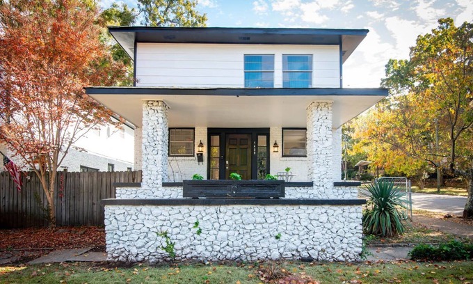 Glen Iris House | The Enchanter at Glen Iris-Sleeps 14 -Serene Stays