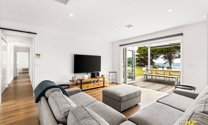 Indented Head Villa | The Esplanade- Beach front, Luxury, Sleeps 8, Luxury, Parking, Aircon