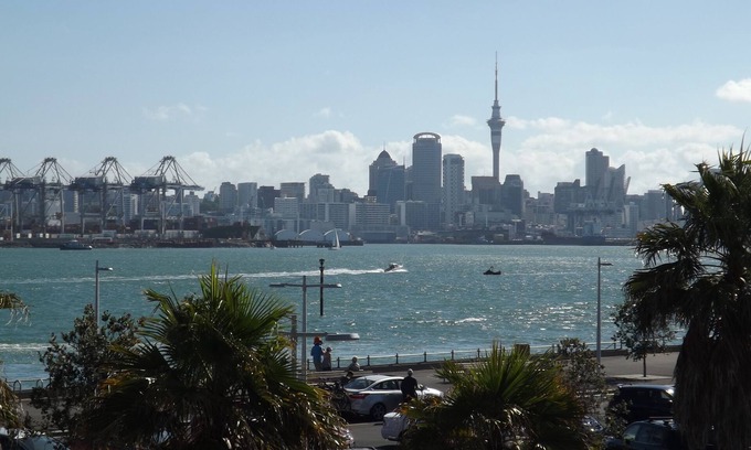 Devonport Hotel | The Esplanade Hotel