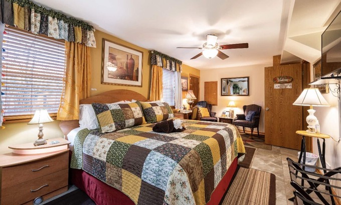 Hoffman Estates House | “The Estates Suite” PRIVATE BEDROOM in our Home and use of the Hottub.