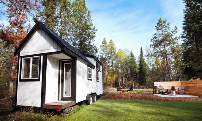 Donnelly House | The Evergreen Escape – A Stylish Tiny Haus Tucked in the Trees