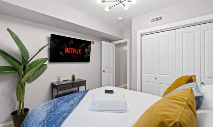 West Philadelphia Apartment | The Executive - Philly Zoo - King Suite - Parking