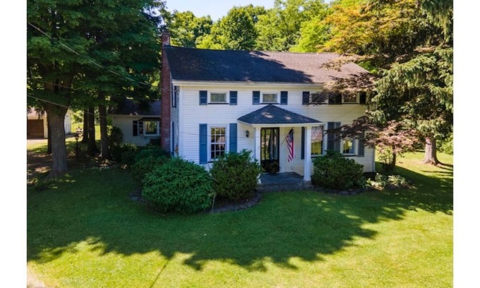 Lancaster House | The Farmhaus - rustic 1800s homestead sleeps 12