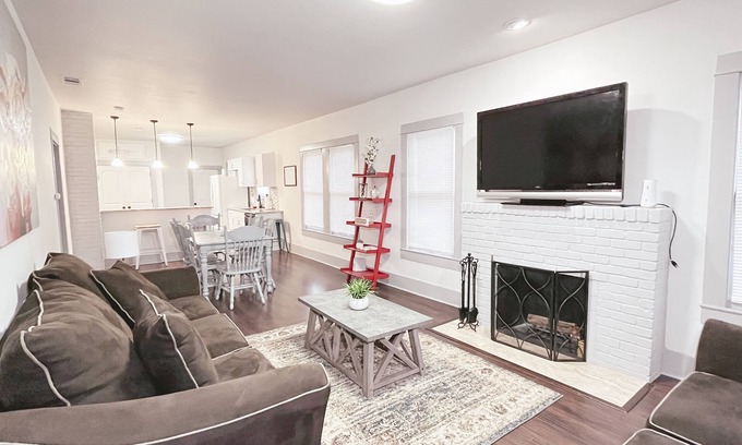 Highland Park House | 🐮 THE FARMHOUSE - FAMILY FRIENDLY DOWNTOWN COTTAGE