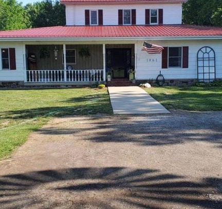 Nappanee Bed & Breakfast | The FarmHouse Inn Guest House