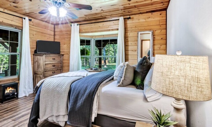 Smithville Apartment | The Fir Room w/ queen bed
