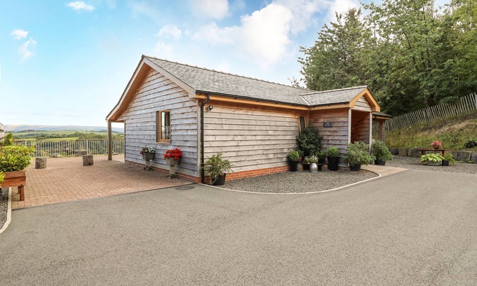 Llanidloes Cottage | THE FIRS, family friendly, with hot tub in Llanidloes