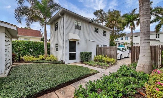 Boca Grande House | The Fish House - 2BR cozy cottage steps from the beach and historic downtown Boca Grande