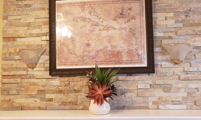 Cranston House | The Flat at Philmont Avenue APT at Eden Park Inn
