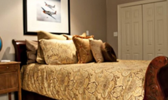 Uvalde Bed & Breakfast | The Flight Deck Room