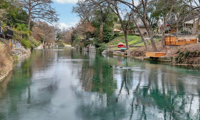 New Braunfels Condo | THE FLOAT INN 7 RIVER CONDO, Next to SCHLITTERBAHN.