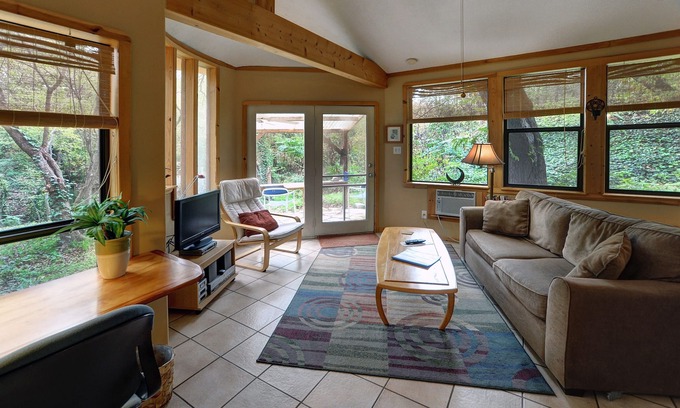 Travis Heights House | The Forest Retreat: Minutes to SOCO & center yet nestled in the quiet forest.