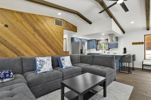 Whispering Forest House | The Fox Den Big Bear ~ Modern Mountain View Retreat w/Hot Tub