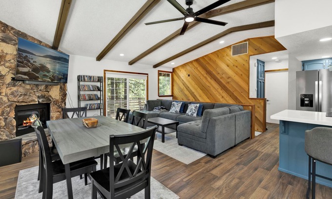 Whispering Forest Cabin | The Fox Den Big Bear ~ Modern Mountain View Retreat w/Hot Tub