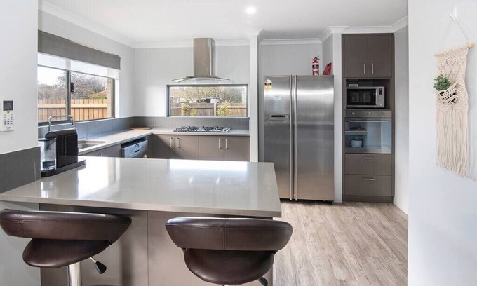 Geographe House | The Foxes Den- secure yard, WIFI