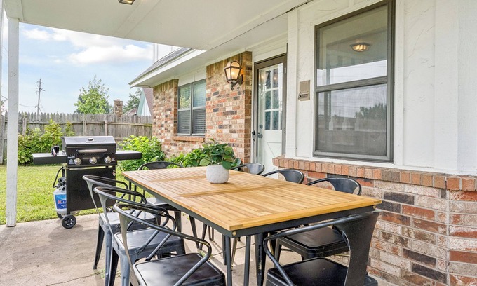 Broken Arrow House | The Full House—10 beds~Near Rose District~Shuffleboard~Poker Room~Game Room