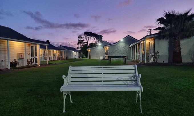 Hawera Hotel | The Furlong