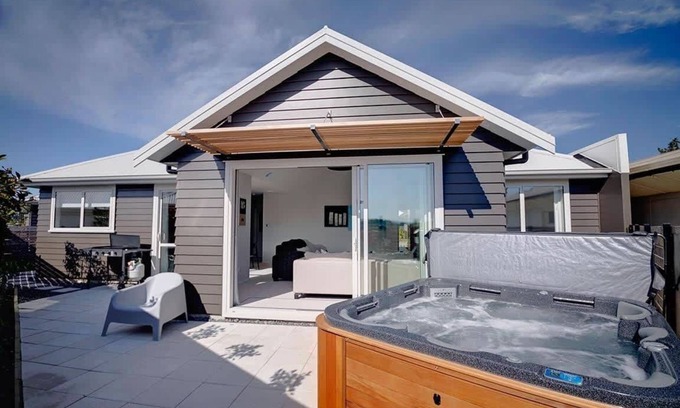 Rotorua House | The Gallery | Central Location with Spa Pool