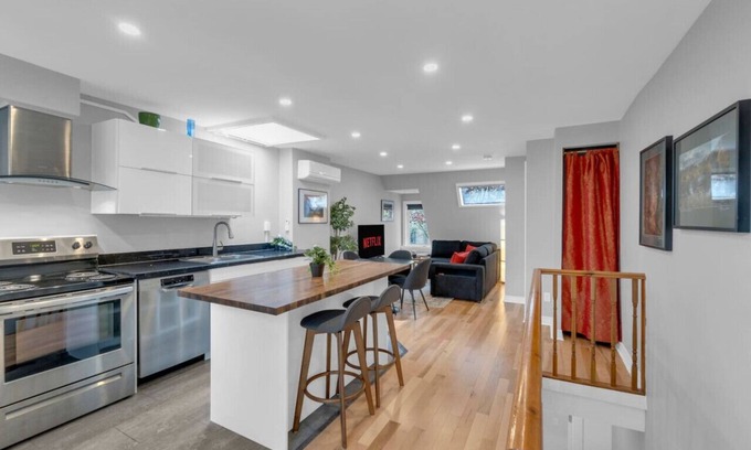 Church and Wellesley House | The Gallery - Designer 3BR - Downtown