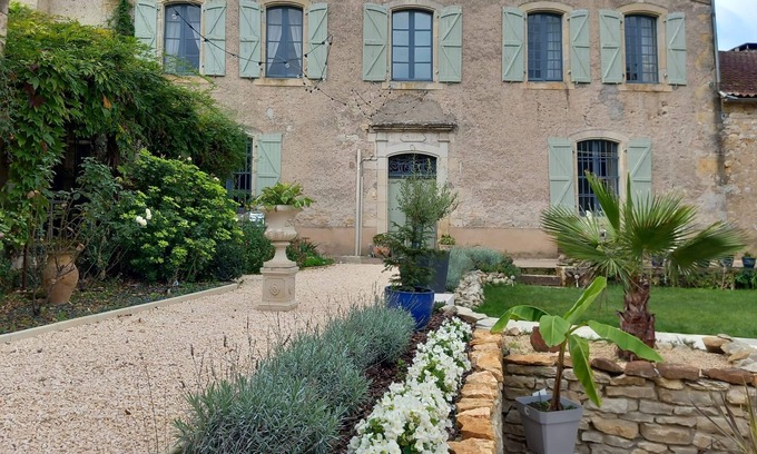 Puy-l'Eveque Apartment | The Gallery in heart of the Medieval Village.