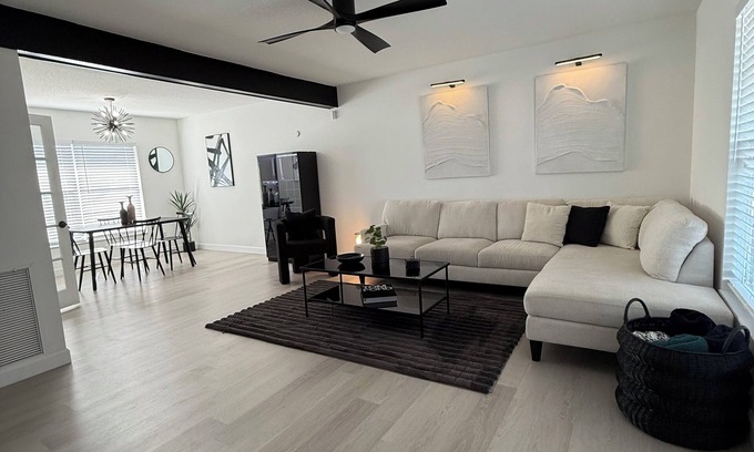Citrus Park House | ‘The Gallery’ Spacious & Modern 4 Bedroom Getaway with Pool