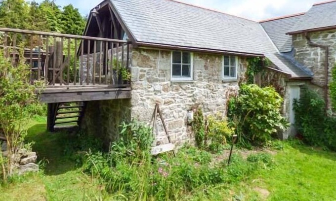 Penryn Apartment | THE GARDEN STUDIO, pet friendly, character holiday cottage in Mabe