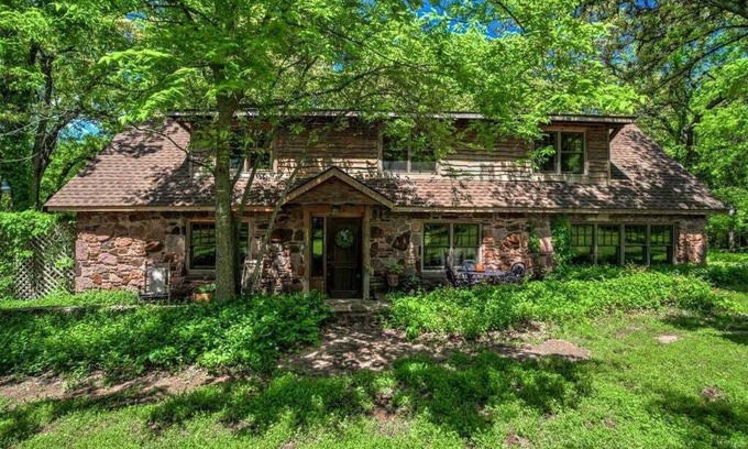 Edmond House | The Gate House, 1 Bedroom Cabin - Edmond, OK