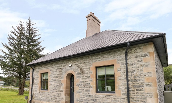 Garve Cottage | THE GATE HOUSE, character holiday cottage, with open fire in Ullapool
