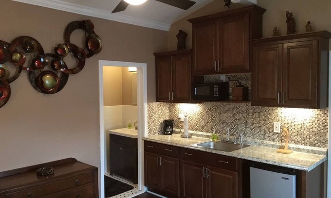 East Atlanta Apartment | The Gatehouse - A Private Studio Apartment/Guesthouse