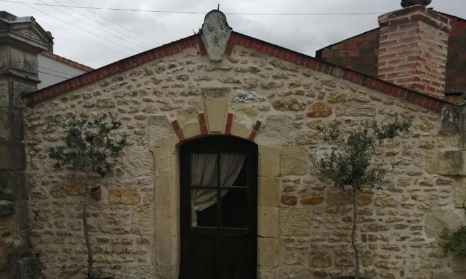 Taize-Maulais Apartment | The Gatekeepers Cottage single room studio appartment, kitchen, bathroom