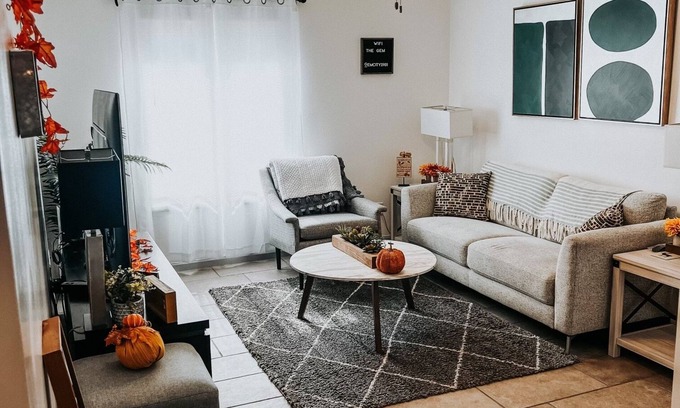 Quincy Apartment | “The Gem” walking distance to downtown and both hospitals!