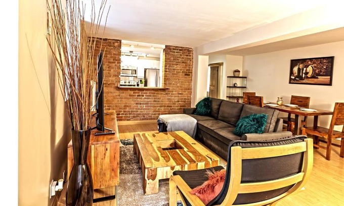 Shaughnessy Village Apartment | The Genesis, Superbe Condo - Down Town Montreal