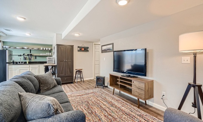 Superior Apartment | The Getaway - Large 1-bed walk-out basement apt