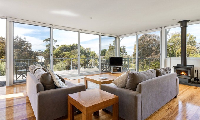 Flinders House | The Glass House close to Flinders beach