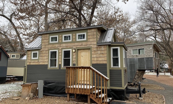 Lyons Resort | The Golden Aspen – Tiny Retreat on the River, Minutes from Rocky Mountain Park