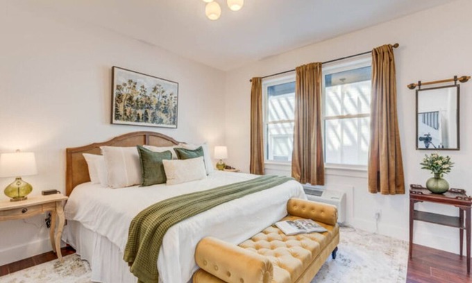 Historic Downtown Manteo Hotel | The Golden Hour Room
