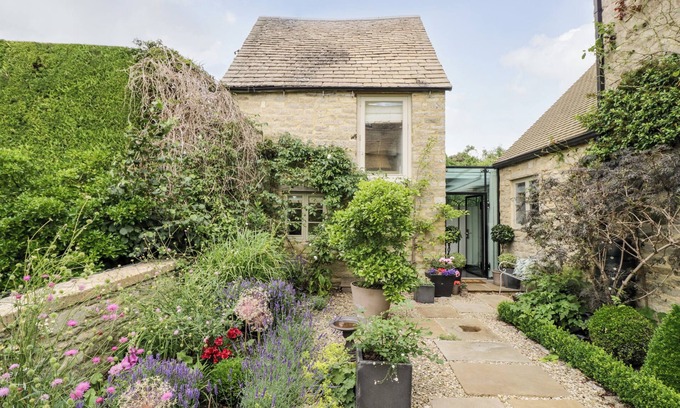 Witney Cottage | THE GRAIN STORE, romantic, character holiday cottage in Witney