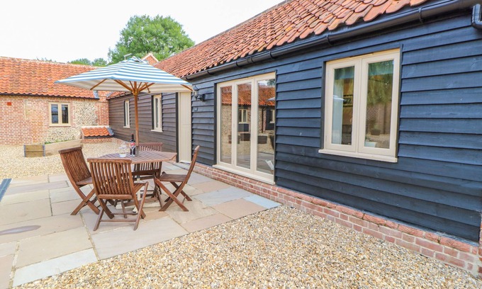 Stanfield Cottage | THE GRANARY, family friendly in Willow Grange Barns, Stanfield