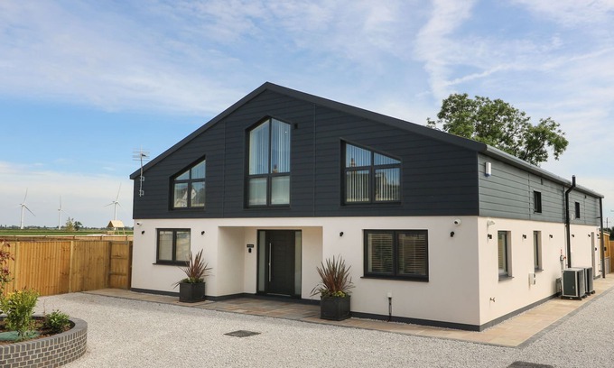 Selby Cottage | THE GRANARY, family friendly, with hot tub in Drax, North Yorkshire