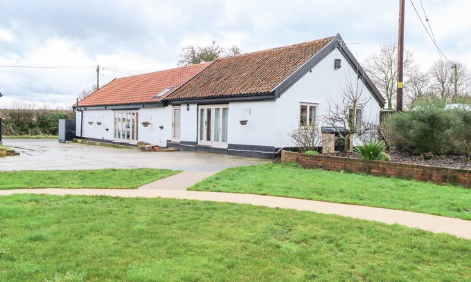 Hethel Cottage | THE GRANARY, pet friendly, with a garden in Long Stratton