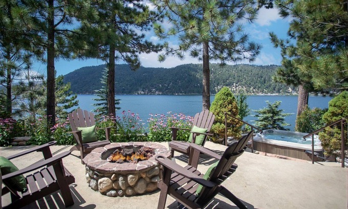 Boulder Bay House | "The Grand" Big Bear Lakefront Log Home. Private Dock. Fire Pit. Hot tub.