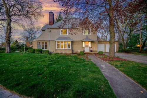 South Bend House | The Grand Dame Luxury Family Home for 10 or more