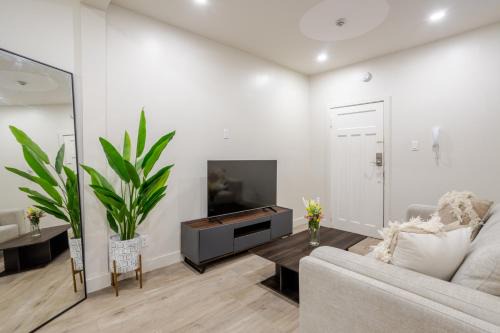 Cote-Des-Neiges—Notre-Dame-De-Grace Apartment | The Grand NDG Stay Your Home in NDG
