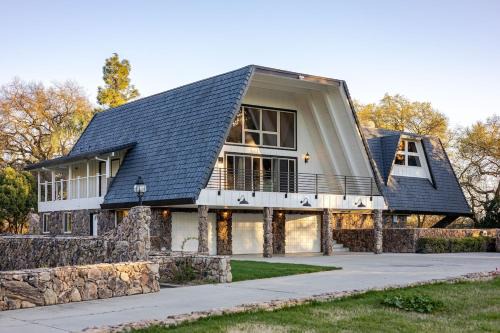 Modesto Villa | The Grand Waterside Estate Easy drive to Yosemite