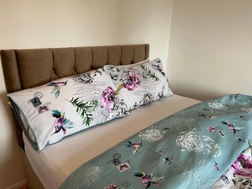 Walpole Apartment | The Grande Residence - Close to Central London & Next to Northfield Tube station