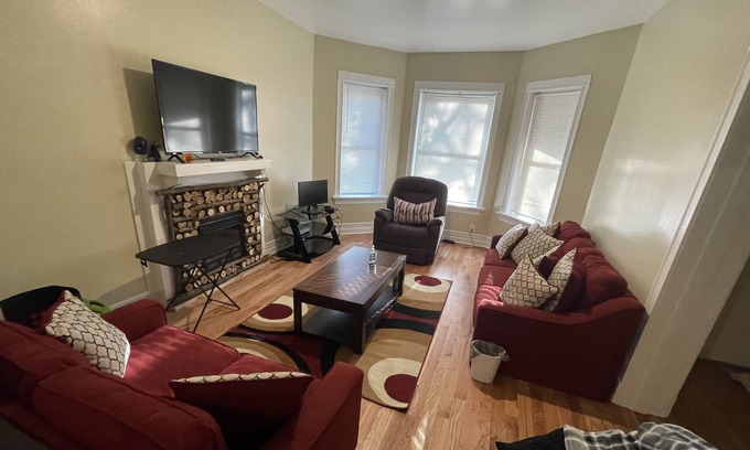 Englewood Apartment | The Great Escape!- 15mins from Downtown Chicago w/Pool Table and Private Parking